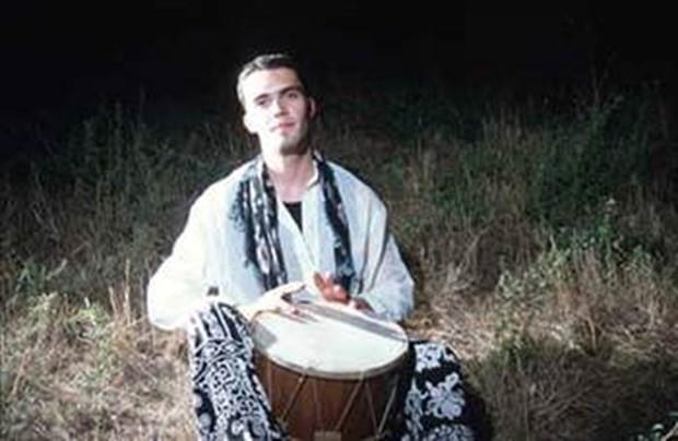 UZAY HEPARI  Türk pop müziğinin en yetenekli yeni nesil müzisyenlerinden biriydi Uzay Heparı. Etiler Koç köprüsü üzerinde Küfe Bar'daki programına gitmekte olan Demet Akbağ'ın park halindeki arabasına çarptı. Ağır yaralandı, 11 gün süren bitkisel hayatın ardından, 31 Mayıs 1994 tarihinde saat 10.50'de hayatını kaybetti. Şimdi onun adını Zeynep Tunuslu ile olan evliliğinden dünyaya gelen oğlu Uzay Kanat Heparı yaşatıyor.