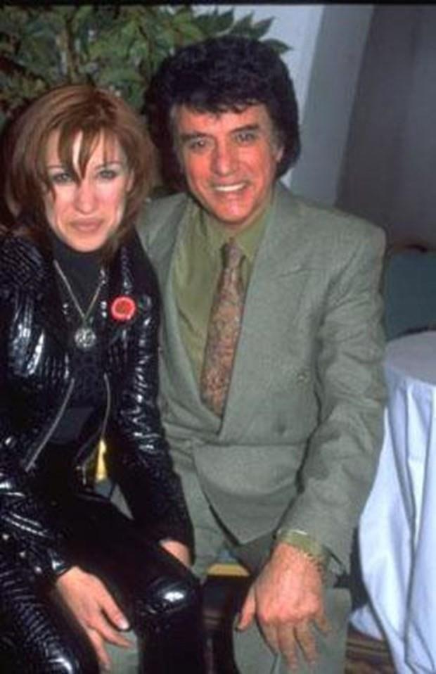 AJLAN  Türk pop müziğinin efsanelerinden Erol Büyükburç'un kızı olan Ajlan da baba mesleğini seçip müzik dünyasında yükselmeye başlamıştı. Sürücü ehliyetini kazadan üç gün önce alan Ajlan, Fethiye yakınlarında aracıyla asfalt yoldan çıkıp stabilize yola girdi. Aracı üç takla attı ve ancak yol kenarındaki bir traktöre çarparak durabildi. Ajlan olay yerinde son nefesini verdi.