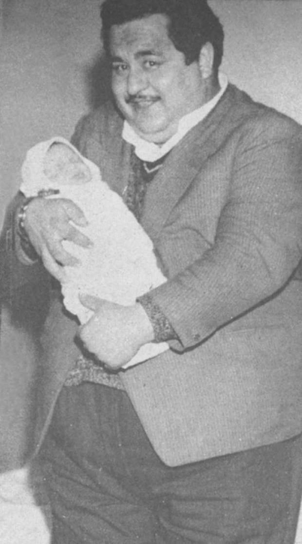 NECDET TOSUN  Siyah- beyaz Yeşilçam filmlerinin iyi yürekli ve tonton aşçısıydı Necdet Tosun.Necdet Tosun 1975 yılında bir iş için gittiği Almanya'da trafik kazası geçirdi. Daha sonra İstanbul'a getirildi. Ama 13 gün sonra 10 Mayıs 1975'te son nefesini verdi. Necdet Tosun bu sabah trafik kazasında hayatını kaybeden Erdal Tosun'un babasıydı.