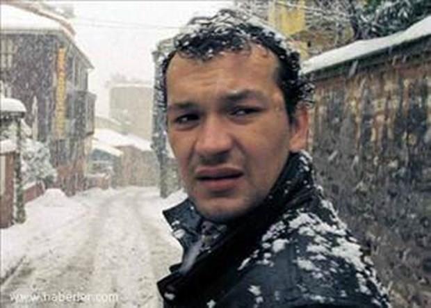 MEHMET ALİ TOPRAK  Ünlü yönetmen Nuri Bilge Ceylan'ın yeğeni olan Mehmet Ali Toprak, Çanakkale'nin Çan ilçesi yakınlarında geçirdiği trafik kazasında yaşamını yitirdi.