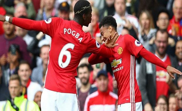 Paul Pogba<br>  Manchester United'a transferiyle olay yaratan Paul Pogba'yla genç yetenek Jesse Lingard'ın gollerden sonra yaptıkları "Dab" anıyla anılan bu küçük dans/selamlaşma hareketini aslında meşhur eden isim ünlü Amerikan futbolcusu Cam Newton'dan başkası değil ve Lingard'la Pogba çıkıp bir gün başka bir hikaye anlatmadığı sürece çok havalı ve estetik gözükmesi dışında bir sebebi olduğunu sanmıyoruz. Ama umarız yapmaya devam ederler, izlemesi keyif veriyor.