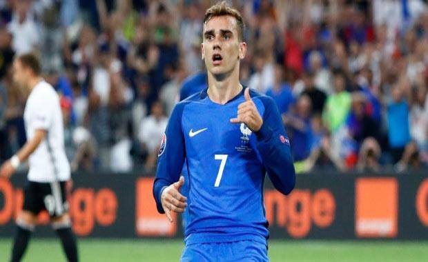 Antoine Griezmann<br>  Fransız oyuncu ülkesine Euro 2016'yı kazandıramadı belki ama sıraladığı gollerden sonra imzası haline gelen sevinciyle ve güzel futboluyla akıllarda kalmayı başardı. Peki ya dansın anlamı? Griezmann aslında ünlü rapçi Drake'in Hotline Bling adlı şarkısının klibindeki hareketleri taklit ediyor.