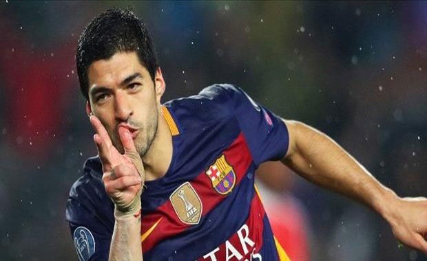 Luis Suarez<br>  Son dönemde bir silahşör gibi çabuk ve isabetli vuruşlarla ağları sarsmasından ötürü El Pistolero lakabıyla anılıyor ve gol sevinçlerinde de bol bol ateş ederken görülüyor ama Uruguaylı yıldızın asıl rutini başka: Golcü futbolcu rakiplerini ısırma hikayeleri kadar dikkat çekici olmasa da attığı gollerin çoğundan sonra el bileğini öperek eşine, sonra da üç parmağına birer öpücük kondurarak üç çocuğuna selam gönderiyor.