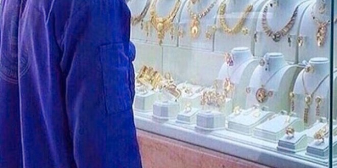 Temizlik işçisi ile sırf mücevherlere baktığı için alay ettiler