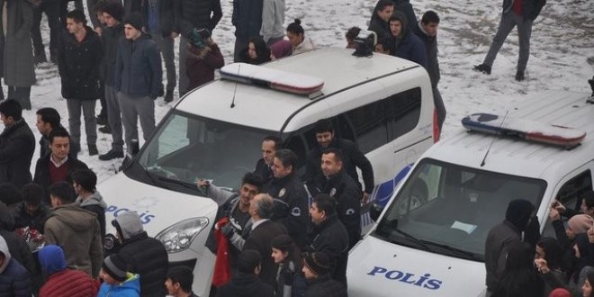 Lise öğrencilerinden polise sürpriz