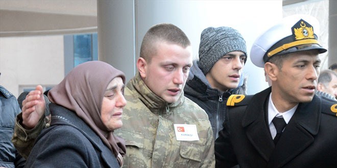 Kahreden manzara! Şehit annesi...