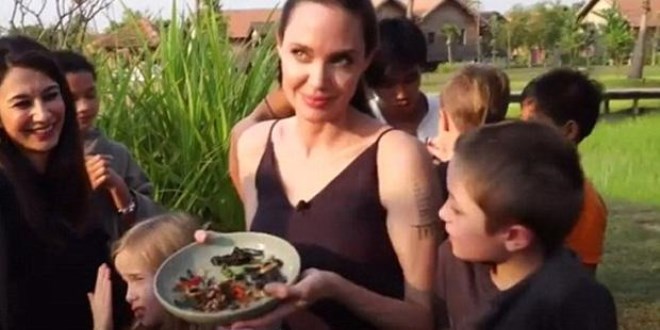 Angelina Jolie çocuklarına örümcek yedirdi