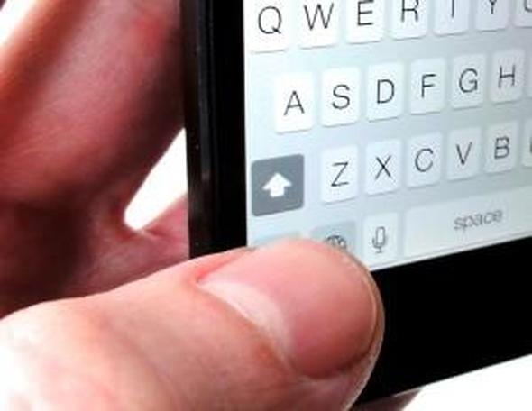 “CAPS LOCK” özelliğinden faydalanmak için Shift yani klavyenin sol kısmında yer alan yukarı ok butonuna çift tıklamanız yeterli.