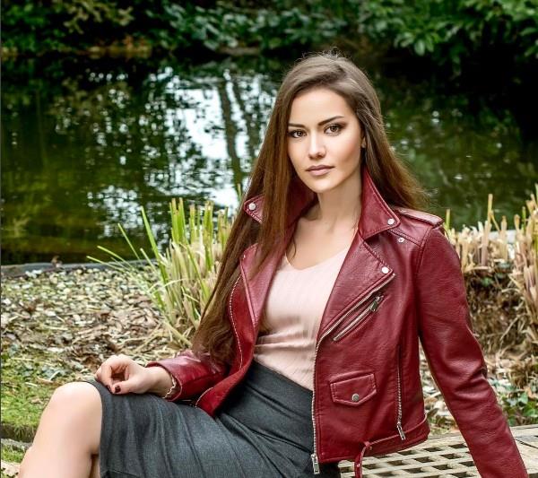 İnstagram'da 4,5 milyona yakın takipçisi olan Fahriye Evcen'in yurt dışında birçok hayranı bulunuyor.