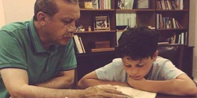 Cumhurbaşkanı Erdoğan torununa Kur'an öğretiyor