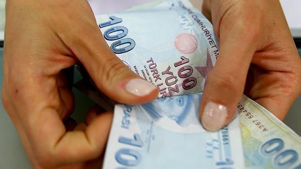 YÜKSEK PRİM ÖDEYENLERE İADE OLACAK MI?   <p>Yeni sistemle birlikte en çok merak edilen sorulardan biri daha önce yüksek prim ödeyenlere iade olup olmayacağı. NTV yayınına katılan Türkiye Sigorta Acenteleri Başkanı Turusan Bağcı, herhangi bir iadenin söz konusu olmadığını açıkladı.