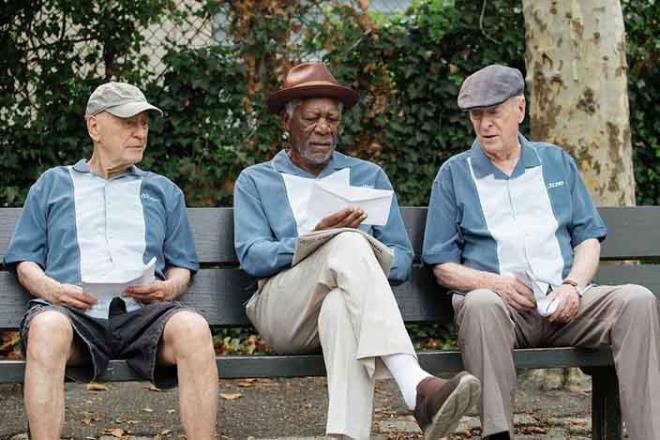 11- Son Macera (Going In Style)<strong>Yönetmen:</strong> Zach Braff<br /><strong>Oyuncular:</strong> Morgan Freeman, Michael Caine, Alan Arkin <br /><strong>Tür: </strong>Komedi, Polisiye<br /><strong>IMDB Puanı:</strong> 6.8<br /><br />Willie, Joe ve Al uzun yıllardır en yakın dostlar olan 3 yaşlı adamdır. <br /><br />Hayatlarını bir arada yaşayan 3 arkadaş hayatları boyunca para sıkıntısı çekmiştir. <br /><br />Kurtulabilmelerinin tek yolu da hızlı yoldan kıdem emekliliğidir... <br /><br />Para kazanabilmek ve sevdikleri insanlara yardımcı olabilmek için çaresiz kalan 3 adam kafa kafaya verirler. <br /><br />Planları, henüz silah tutmayı dahi bilmeseler de bir bankayı soymak ve kısa yoldan zengin olmaktır.<br /><br />Başrollerini Michael Caine, Alan Arkin ve Morgan Freeman'ın üstlendiği filmin kadrosunda Joey King, Christopher Lloyd, Peter Serafinowicz, Matt Dillon ve Siobhan Fallon Hogan yer alıyor. <br /><br />Filmin yönetmen koltuğunda Arthur Lewis ve aynı zamanda oyuncu olan Zach Braff oturuyor.
