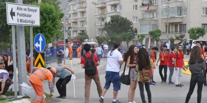 HDP'lilere tepki gösterdi, saçından tutulup içeriye çekildi!