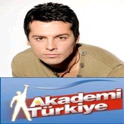 Timuçin Özaslan, Akademi Türkiye öncesine Cenk Eren ve Nükhet Duru'nun vokaliydi. Akademi Türkiye'nin reytinglerinin düşmesine sebep olan tartışma gündeme bomba gibi düşmüştü. Jüri annesine ağır eleştiriler yapınca, program izleyenlerden eksi puan almıştı.