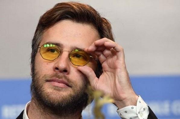 Avrupa Yakası'nda ise 150. bölüm'de konuk oyuncu olarak katıldı. Manav Özgür karakterini canlandırdı.