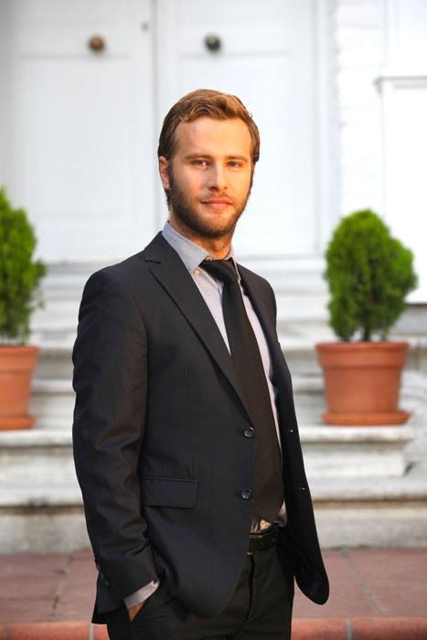 Oyuncu şimdilerde ise Atv'de yayınlanan 'Kırgın Çiçekler' adlı dizide 'Toprak' rolünde başrol oyuncusudur. Ayrıca 'Düşün-ce' isimli bir albümü var.