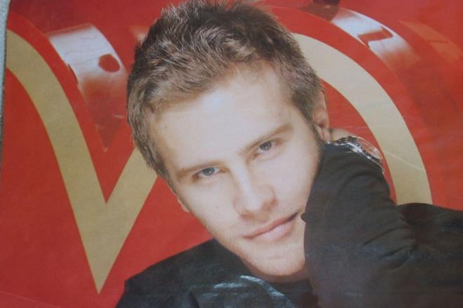 Yarışmanın bir diğer dikkat çeken ismi yakışıklı oyuncu ve şarkıcı Özgür Çevik'ti. 2004-2007 yayın döneminde ekrana gelen Yabancı Damat dizisinde Niko karakterini canlandırdı.