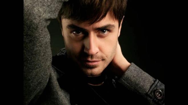 Cenk Yüksel bir anda ortadan kaybolanlardan. Akademi Türkiye'de annesi ile yaptığı şov o dönem herkesin dilindeydi.