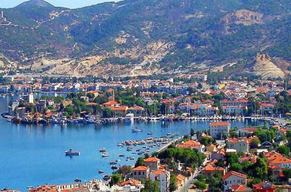 <p>3- İZMİR </p>  <p> </p>  <p> Genel Endeks Puanı: 62,39 </p>  <p> </p>  <p> Yaşanılabilirlik endeksinde geçen sene 15 sıra gerileyen kent, bu sene 10sıra birden yükseldi. Temel göstergelerin hepsinde iyileşme var. Ama işsizlik ve enflasyon kentin hala en büyük sorunu. </p>