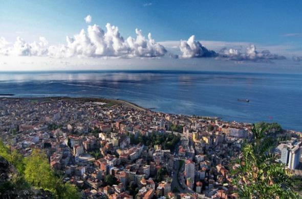 <p>10- TRABZON </p>  <p> </p>  <p> Genel Endeks Puanı: 53,38</p>  <p> </p>  <p>  Geçen sene sürpriz bir şekilde Türkiye'nin en yaşanılabilir kenti olan Trabzon, 9'unculuğa geriledi. Bunun temel nedeni veri setinde yapılan genişlemeyle eklenen 6 başlıkta ortalamanın üzerine çıkamaması.</p>