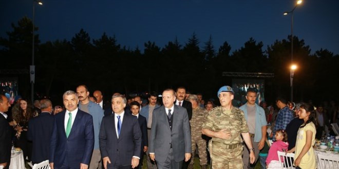 Erdoğan ve Gül tugayda birlikte iftar yaptı