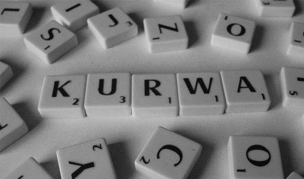 4. Lehçe  <p>  Dünya üzerinde bu dili konuşan 40 milyon kişi olmasına rağmen bu kişilerin çok küçük bir kısmı bu dili ikinci konuşma dili olarak seçer. Özellikle telaffuz konusunda öğrenen kişiye büyük bir zorluk çıkartan Lehçe’de ilk olarak ‘Merhaba’ anlamına gelen bu ‘cześć’ kelimesinin telaffuzunu öğrenmeye çalışmak güzel bir giriş olacaktır.<p>    Çoklu gramer katmanlarına sahip bu dilde rakamları telaffuz etmenin 17 farklı yolu vardır. Şimdiden Lehçe öğrenecek kişilere kolaylıklar diliyoruz :)