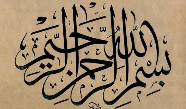 1.Arapça  <p>  Arapçanın zor bir dil olmasının birkaç sebebi vardır. Bunlardan ilki, birçok harfin kelimenin içine yerleştirildikleri yere bağlı olarak 4 farklı biçimde yazılıyor olmasıdır. İkinci olarak, sesli harfler yazılı kelimelere dahil değildir. Bu nedenle anadili Arapça olmayan birinin terimleri anlaması zorlaşabilir.<p>    Arapçayı zor bir dil haline getiren faktörlerden bir diğeri ise Mısır Arapçası gibi birçok farklı versiyonunun bulunmasıdır. Örneğin Mısırlıların konuştuğu bu Arapça Suudi Arabistan’da konuşulan Arapçadan oldukça farklıdır. Aynı şekilde Kuran’da kullanılmış Arapça da ‘Klasik Arapça’ olarak geçer ki bu da diğerlerinden oldukça farklıdır. Yani farklı ülkelerdeki kişiler anadilleri Arapça olmasına rağmen birbirlerini anlamayabilirler.  <p>  Dolayısıyla Arapça öğrenmeye başlayacak bir kişiye verilebilecek en önemli tavsiye, her ülkeden Arapça konuşan kişilerin anlayabileceği ‘Klasik Arapça’yı seçmesi olacaktır.  <p>  Son olarak Arapçanın diğer bir zor yanı ise cinsiyet ayrımı içeren bir dil olması sebebiyle konuşan kişinin cinsiyeti ve konuştuğu kişinin cinsiyeti, kelimeleri ve aldıkları ekleri neredeyse tamamen değiştiriyor olmasıdır.