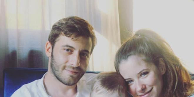Arka Sokaklar dizisiyle ünlenen oyuncu anne oldu