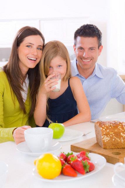 SINAV GÜNÜNE DİKKAT! Sınav günü sabah stres ve heyecan durumuyla iştah kapalı olabilir. İştah durumu normalse kahvaltı poğaça, simit ile geçiştirilmeden mutlaka evde yapılmalıdır. Kahvaltıya meyve suyu eklenebilir. Eğer iştah durumu çok düşükse 1 orta boy yeşil elma ya da 1 avuç üzüm yanında 1 çay bardağı süt ile sınav esnasında kan şekeri düşmesi engellenebilir. Sabah kahvaltısında çay ve kahve tüketimi idrar yapımını arttıracağından sınav esnasında rahatsızlığa neden olabilir.