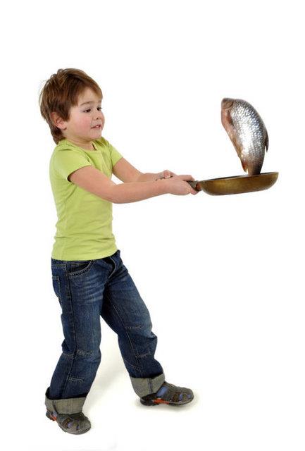 SINAVDAN 3 GÜN ÖNCE: Erken saatlerde peynir, yumurta, maydanoz, yeşilbiber, domates, salatalık, pekmez ve tam buğday ekmeği eşliğinde güçlü bir kahvaltı ile güne başlanmalıdır. Kahvaltı mutlaka evde yapılmalıdır. Öğlen etli sebze yemeği yanında yoğurt, akşamları da ızgara balık yanında salata hafif öğünler olacağından mide ve bağırsakları rahatlatır. Ara öğün olarak taze ya da kuru meyve yanında ceviz ve badem tüketilebilir.