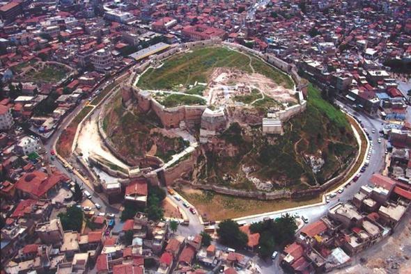 <p>GAZİANTEP</p>  <p> </p>  <p>                                                            Kişi Başı Tasarruf Mevduatı (2015): 2.914</p>  <p> </p>  <p> Kişi Başı Tasarruf Mevduatı (2016): 3.528 </p>  <p> </p>  <p>                            Fark (TL): 614 </p>  <p> </p>  <p> Artış (%): 21,1 </p>  <p> </p>  <p> ADIYAMAN</p>  <p> </p>  <p>                                                                            Kişi Başı Tasarruf Mevduatı (2015): 1.853 </p>  <p> </p>  <p>  Kişi Başı Tasarruf Mevduatı (2016): 2.247</p>  <p> </p>  <p>                          Fark (TL): 394</p>  <p> </p>  <p> Artış (%): 21,3 </p>  <p> </p>