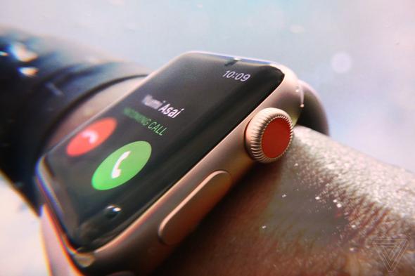 Artık yeni Apple Watch'ta hücresel bağlantı da var! Yani artık saatinizi iPhone'a bağlamak zorunda değilsiniz. Apple Müzik üzerinden online olarak müzik dinlenebilecek.