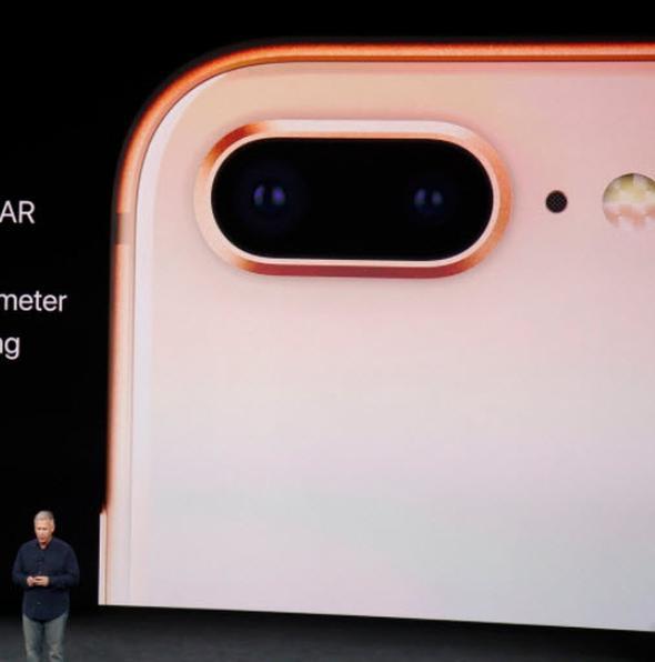 iPhone 7 serisinde yer alan A10 Fusion'a göre iki çekirdek ile yüzde 25, çoklu çekirdek anlamında ise yüzde 70 daha fazla performans sunan Apple A11, grafik tarafında yüzde 30 daha fazla performans sunarken, A10'a göre neredeyse yüzde 50 daha az enerji tüketiyor.