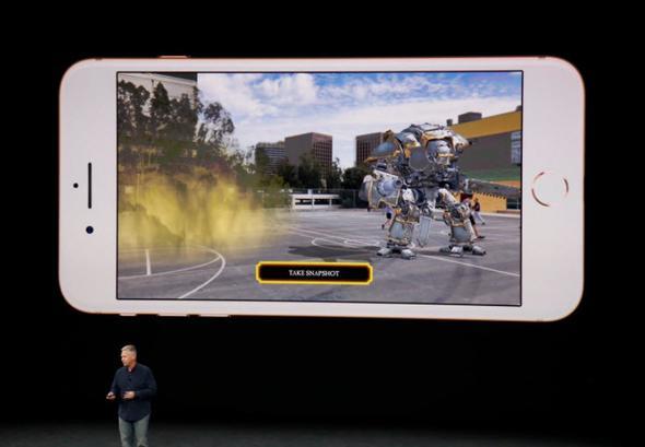 5.5 inçlik Retina HD bir ekranın yer aldığı akıllı telefon, 3D Touch teknolojisine ev sahipliği yaparken, oldukça geniş renk gamutu sayesinde renklerin en canlı haliyle görüntülenebilmesini sağlıyor.