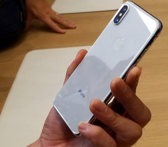 Yüz takibi teknolojisi, beraberinde Animoji adını taşıyan hareketli emojileri de getiriyor. Bunun yanı sıra Quad-LED True Tone flaş da iPhone X'in bir diğer dikkat çeken özelliği...