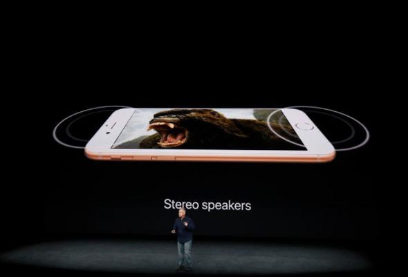 Görünüşe göre cihaz, iPhone 7 ile aynı kasa boyutuna sahip olacak fakat içerisinde daha uzun kullanım ömrü sağlayacak olan bir batarya yer alacak. Hatırlarsanız iPhone 7'nin bataryası 1.960 mAh, iPhone 7 Plus'ın bataryası ise 2.900 mAh kapasiteye sahipti.Bu arada iPhone 8'de kablosuz şarj teknolojisi de bulunuyor.