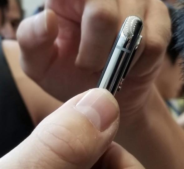 Face ID; yüzdeki değişimleri algılayıp uyum sağlayabiliyor. Fotoğrafla sistemi kandırmak ise mümkün değil. Face ID, Apple Pay ile yapılacak ödemelerde doğrulama yöntemi olarak da kullanılabilecek.