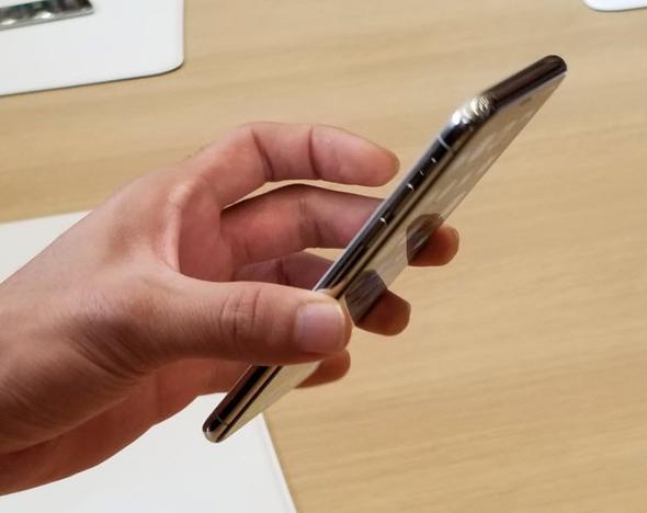 İlk defa iPhone 7 Plus modelinde çift kamera kurulumuna yer veren Apple, iPhone X modelinde de çift kamera kullanmayı tercih ediyor. iPhone 7 Plus modelinde yatay olarak konumlandırılan bu çift kamera yeni model de ise dikey olarak konumlandırılmış.