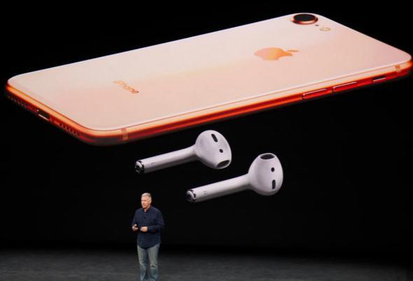 799 dolar başlangıç fiyatına sahip olan ve gümüş, uzay grisi ve altın renk seçenekleri ile satışa sunulacak olan iPhone 8 Plus için ön siparişler 15 Eylül günü, teslimatlar ise 22 Eylül'de başlayacak.