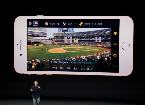 Zira, iPhone 7 Plus modelinde olduğu gibi arka tarafında 12 megapiksel çözünürlüğünde iki adet kameraya ev sahipliği yapan iPhone 8 Plus, 4K çözünürlükte 60 fps video kaydı gerçekleştirebiliyor. Yine iPhone 7 Plus ile benzer bir şekilde birisi f/1.8 diğeri ise f/2.8 diyafram aralığına sahip olan bu kameralar, özellikle bokeh efektli fotoğraflar konusunda artık çok daha başarılı.
