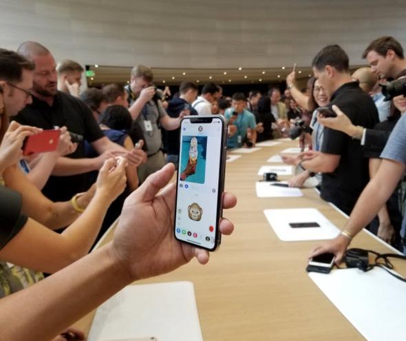 Aynı zamanda OLED teknolojisini kullanan ilk iPhone olma özelliğini de taşıyan iPhone X hem Dolby Vision hem de HDR desteğine sahip.