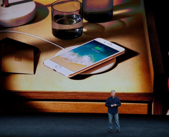 iPhone 8, görünümüyle iPhone 7’den pek de farklı değil.  iPhone 7’ye dört çekirdekli Apple 11 Bionic işlemcisi güç veriyor. Dört çekirdekli işlemci yoğun iş gücü altında sağlam iş çıkartabilecek. Ayrıca bu işlemci A10'a göre yüzde 25 daha iyi performans sağlarken, çoklu çekirdek performansında bu farkı yüzde 70'e kadar çıkartabilecek. RAM tarafındaysa iPhone 7 Plus modellerinde olduğu gibi 2 GB bellek kullanılacak.