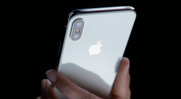 iPhone X, ön kamerada da portre modu ve Portrait Lightning özelliğini sunuyor. iPhone X, iPhone 7’ye kıyasla 2 saat daha uzun pil ömrü vadediyor. Telefon, kablosuz olarak şarj edilebiliyor.