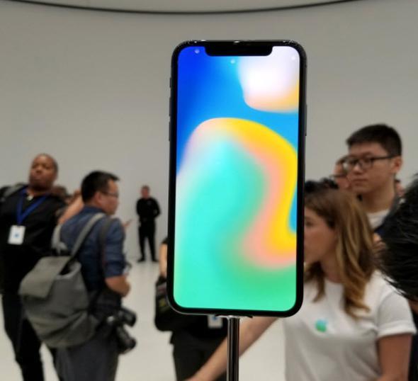 iPhone X'te artık ana ekrana dönmek için ekrana dokunmak yeterli. Touch ID’nin yerini ise Face ID alıyor.