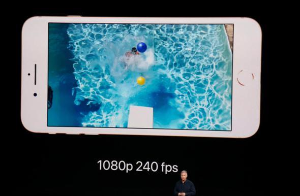 iPhone 8 Plus'ın detaylarına geçiş yapmadan önce kısaca bir bilgi vermek gerekirse, 5.5 inç büyüklüğünde bir ekrana ve Apple A11 yonga setine ev sahipliği yapan cihaz, iOS 11 ile kullanıcıların karşısına çıkıyor.Yeni iPhone modellerine güç veren Apple A11, 4 tanesi düşük güç tüketimine sahip Mistral ve 2 tanesi üst seviye performans sunan Monsoon olmak üzere toplamda 6 adet işlemci çekirdeğine ev sahipliği yapıyor.