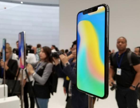iPhone X altı çekirdekli Apple A11 Bionic işlemcisinden gücünü alıyor. Oldukça güçlü bir işlemci olan Apple A11 Bionic, en ağır işlerin altından bile kolaylıkla kalkabilecek. Biraz daha detaya inmek gerekirse 4 çekirdekli "Mistral" adı verilen düşük güç tüketen çekirdeklere ek olarak 2 çekirdekli "Monsoon" adı verilen yüksek güç tüketen kısım 2.5 GHz saat hızında çalışan Apple A11'de yer alıyor. RAM tarafında ise iPhone X modelinde 3 GB RAM yer alacak.