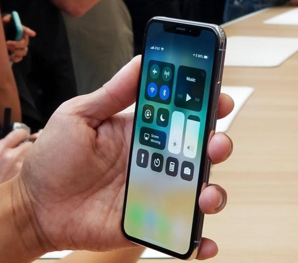 Apple beklenen bombayı nihayet patlattı. iPhone X yani iPhone 10 resmen geldi! 2436x1125 piksel ekran çözünürlüğünü destekleyen iPhone X'in 5.8 inç'lik ev bir ekranı var.