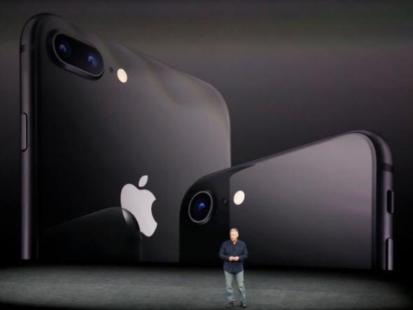 iPhone 8 kamerası ise inanılmaz bir video performansı ile geliyor. Kamera 4K çözünürlükte 60fps kayıt yapabilecek. Ayrıca 1080p'de bu hız 240fps'ye çıkacak.Ön kamera tarafında ise yine 7 MP kamera kullanılacak ama bu kez diyafram açıklığının çok daha fazla olması bekleniyor. Böylece çok eleştirilen ön kamera düşük ışıkta net görüntü verebilecek.