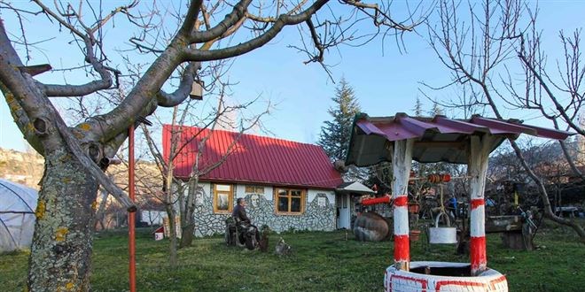 Samanla yaptıkları evde oturuyorlar