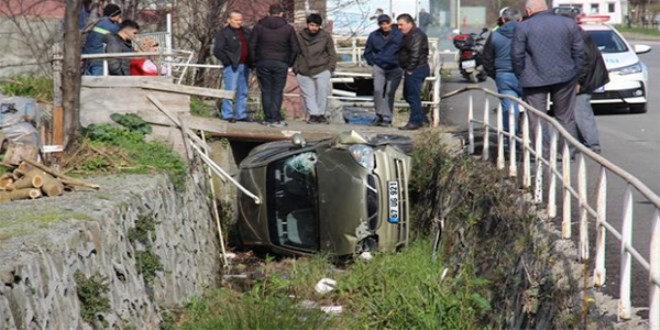 Telefonla konuşurken otomobiliyle dereye uçtu
